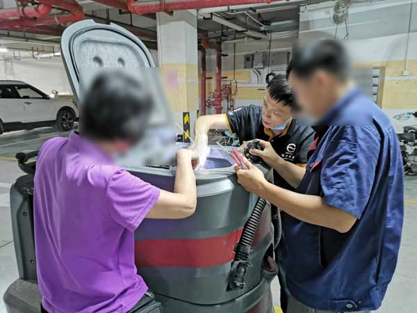 洗地車的安全使用知識及維護(hù)保養(yǎng)